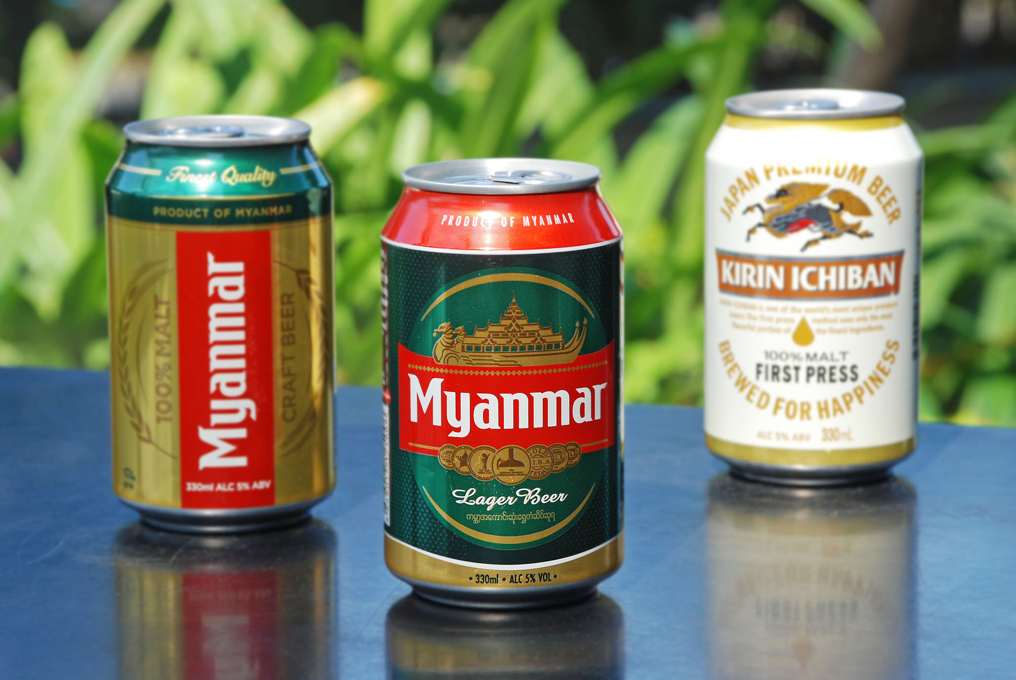 真ん中が従来の「ミャンマービール」で、左右が「ミャンマープレミアム」と「キリンイチバン」