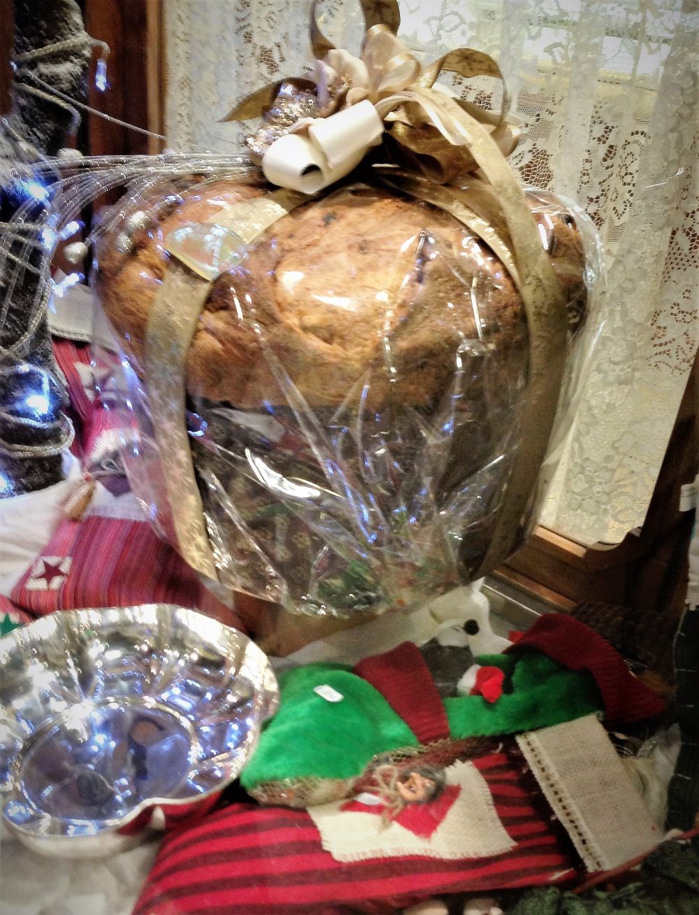 クリスマスシーズンのお菓子屋さんのウインドーはパネトーネが定番