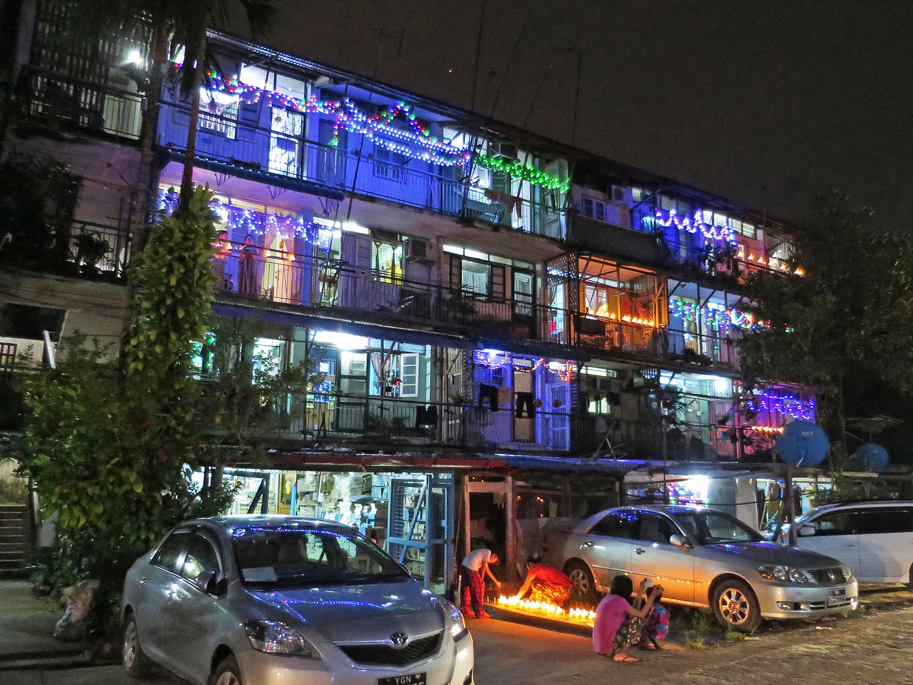 きらびやかなイルミネーションを施した団地