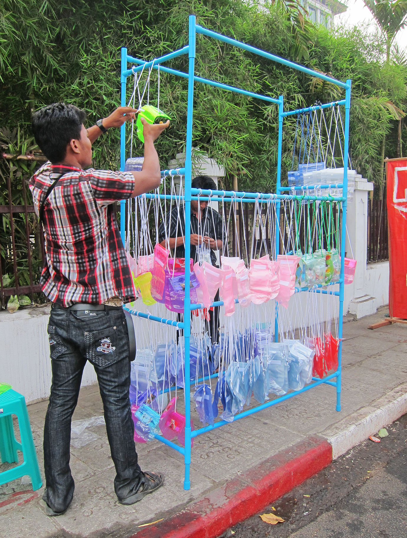 水かけ祭り期間の必需品、ビニールポーチ売りの屋台