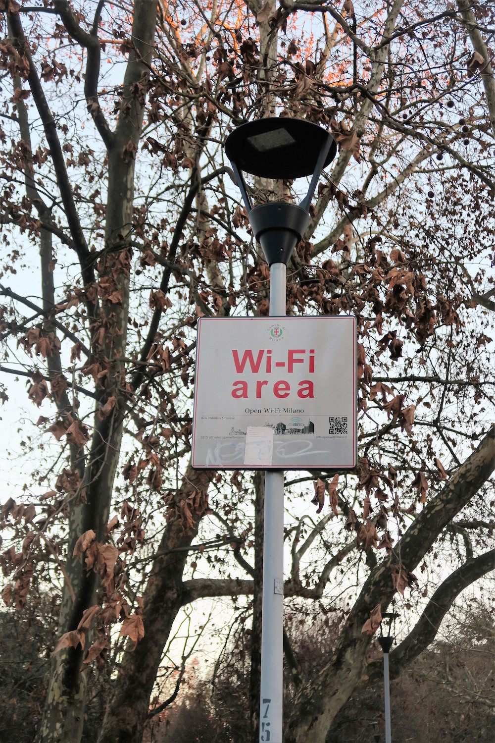 ミラノ市内のWi-Fiエリアを示す看板。だが、実際は接続が悪くて使用はほぼ不可能