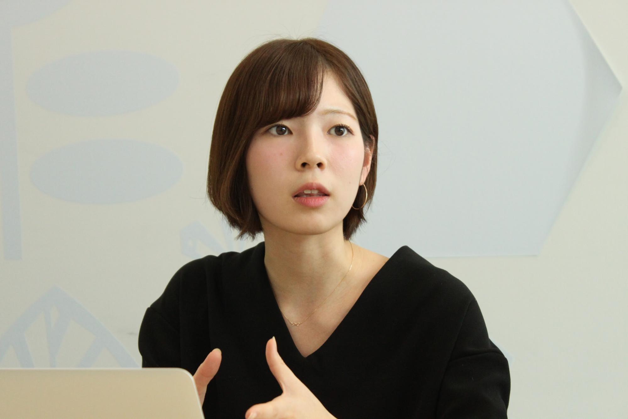 編集部の明石悠佳さん。これまでは製品プロモーションのお仕事と兼務。今年1月から専任でサイボウズ式を担当しています。
