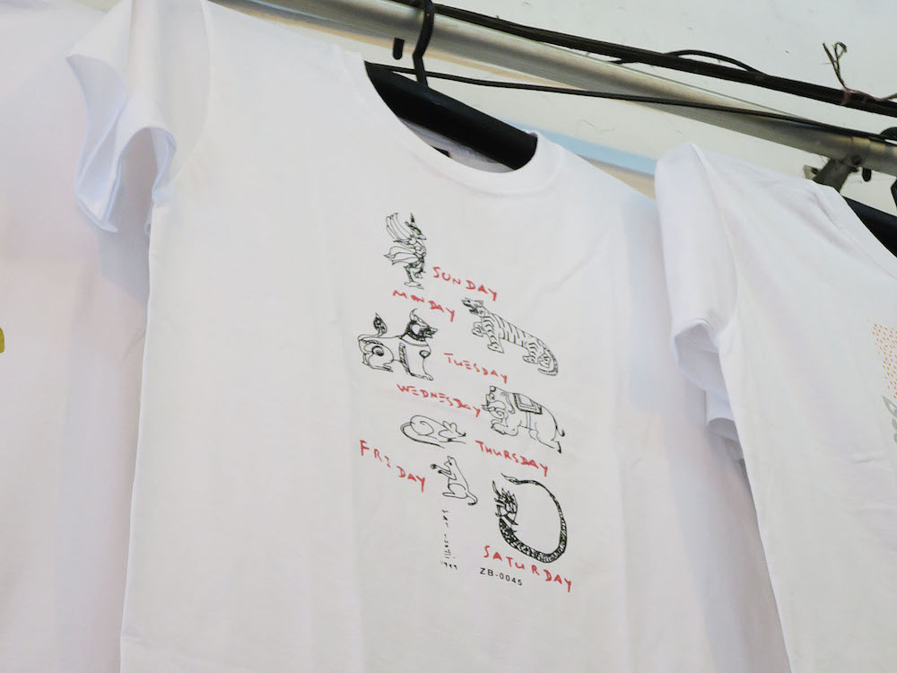 8曜日の象徴動物を散りばめたTシャツ