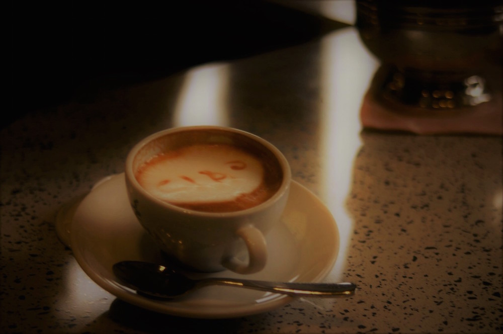 カフェ文化が根付くイタリア。行きつけの店でちょっとした世間話をするのも楽しみ。