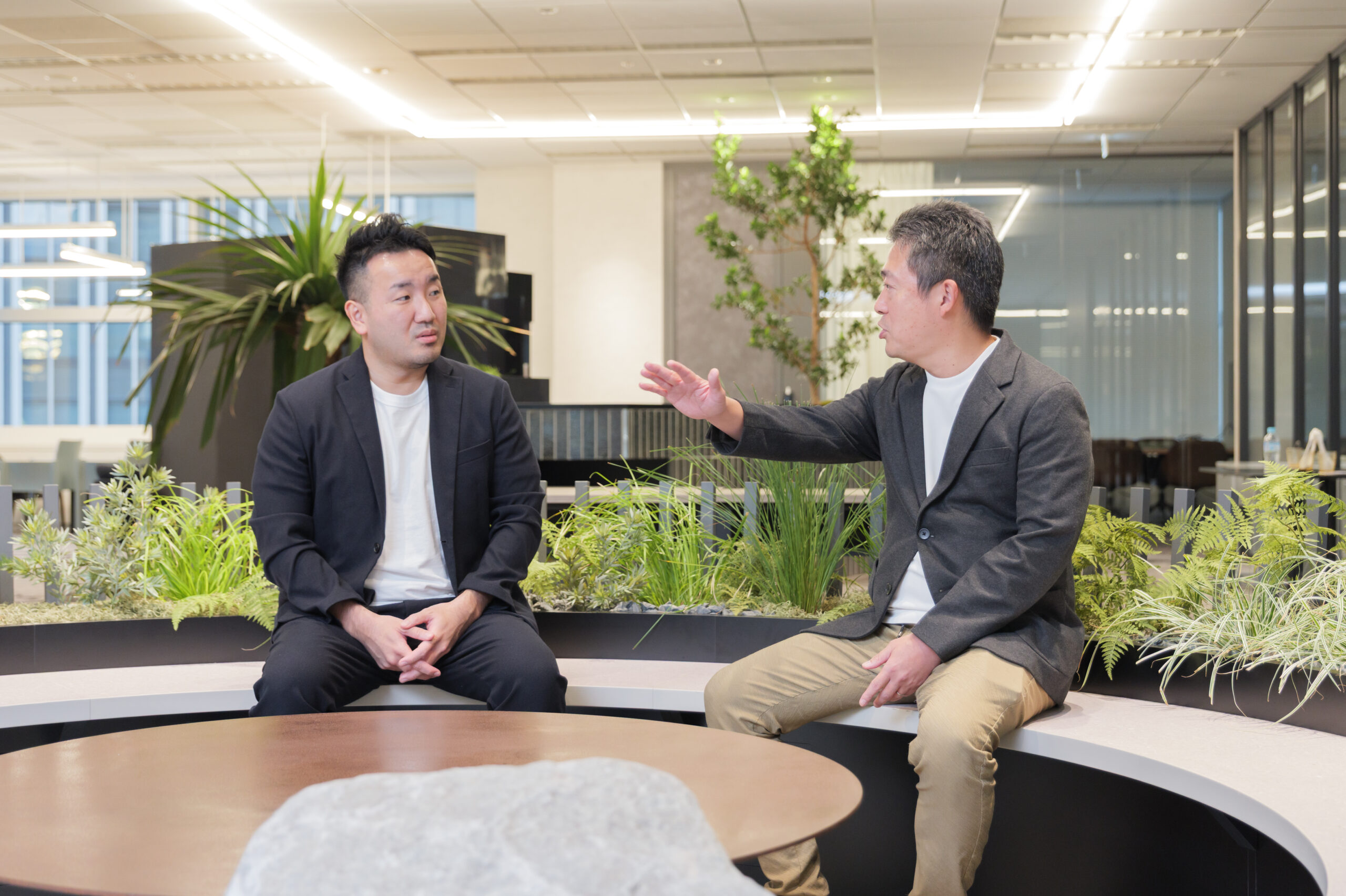 「左」平尾 喜昭(ひらお よしあき)、株式会社サイカ 代表取締役社長CEO。「右」林 雅春(はやし まさはる)氏、日本ピザハット株式会社 CMO マーケティング本部長