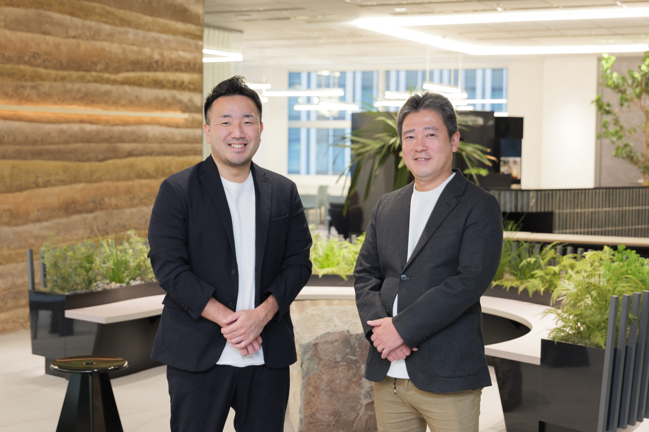 「左」平尾 喜昭(ひらお よしあき)、株式会社サイカ 代表取締役社長CEO。「右」林 雅春(はやし まさはる)氏、日本ピザハット株式会社 CMO マーケティング本部長